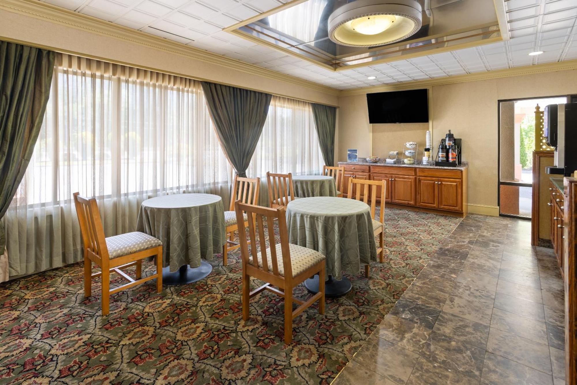 Inn At Atlantic City Hotel & Banquet Галлоуэй Экстерьер фото
